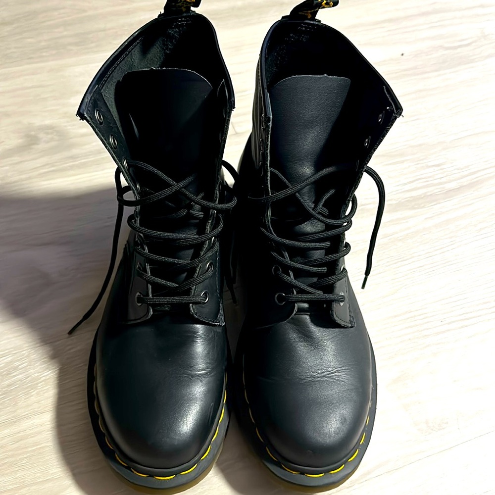 Dr. Martens Airwair 8 mens boots